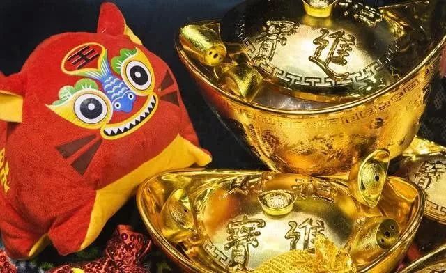 秋天招财季,怎能少了它?最强生财石金珀,这几种人戴了功效翻倍!
