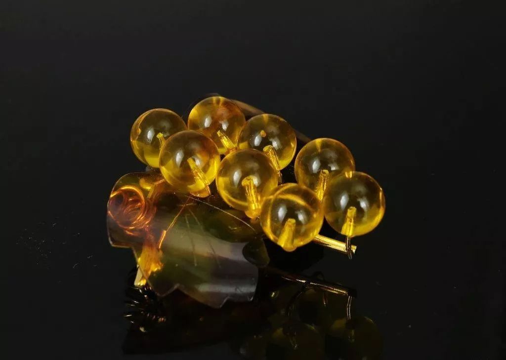秋天招财季,怎能少了它?最强生财石金珀,这几种人戴了功效翻倍!
